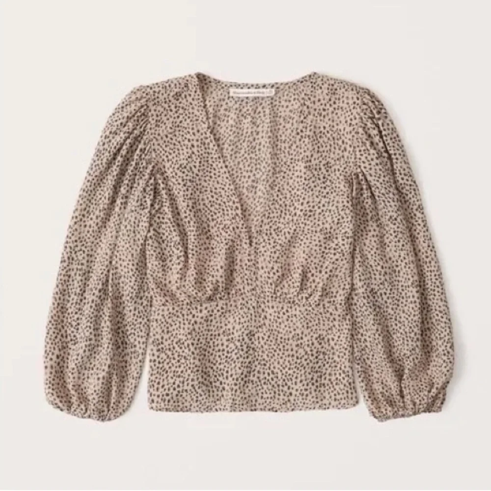 ABERCROMBIE & FITCH Cheetah Print Puff Sleeve V-Neck Smocked Blouse Top Size XL